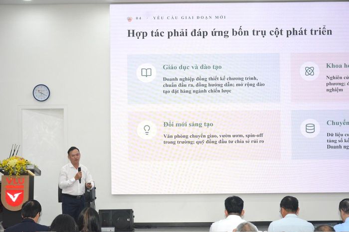 Phó Cục trưởng Cục Khoa học, Công nghệ và Thông tin (Bộ GD-ĐT) Trần Nam Tú trao đổi tại Diễn đàn. Ảnh: Bộ GD-ĐT