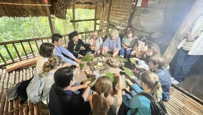 Du khách trải nghiệm ẩm thực ở bản Thái Hải (Thái Nguyên).
