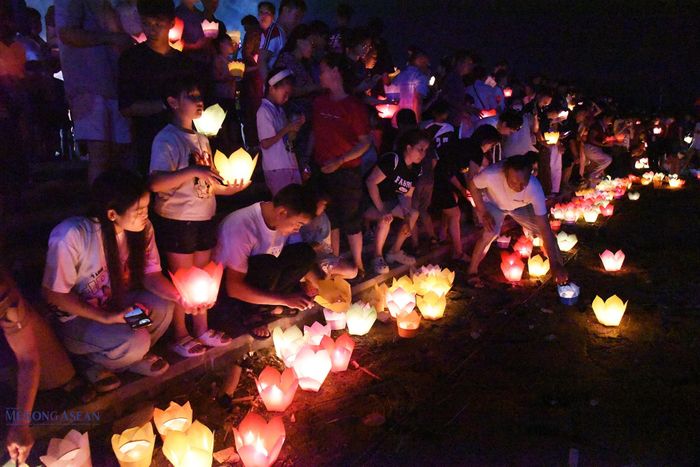 Những bông hoa đăng được mọi người thả xuống dòng sông Lục Đầu. Ảnh: Phùng Nguyện.