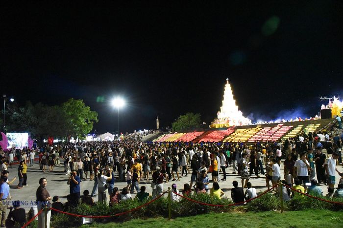 Trên đê sông Lục Đầu, đàn tháp được dựng 9 tầng, tượng trưng cho trục nối, giao thoa trời - đất, âm - dương. Ảnh: Phùng Nguyện.