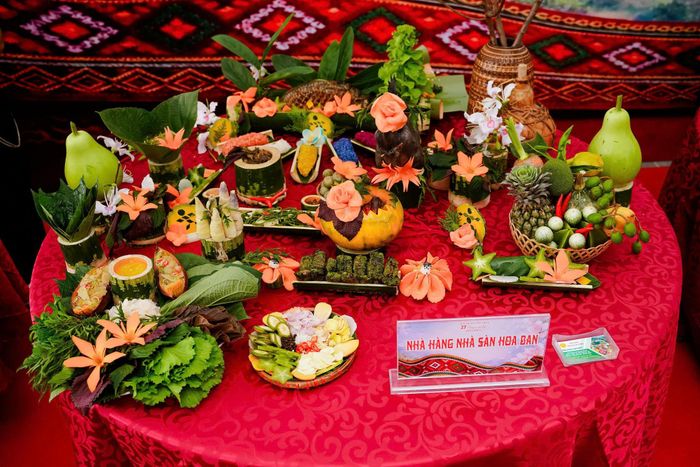 Hơn 100 gian hàng mang đến không gian giới thiệu đa dạng sản phẩm OCOP, đặc sản và ẩm thực truyền thống tại Liên hoan.