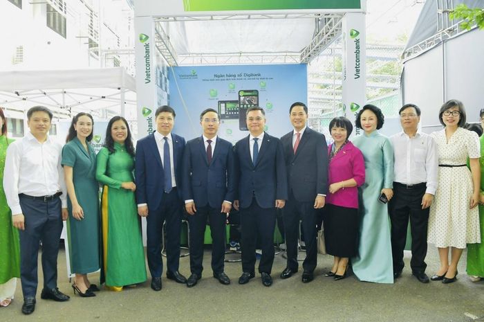 Thống đốc Phạm Đức Ấn cùng các đại biểu tham quan Hội trại nhân kỉ niệm 65 năm thành lập Học viện Ngân hàng