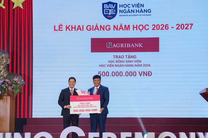 Đại diện Ban lãnh đạo Học viện Ngân hàng nhận học bổng và quà tặng từ lãnh đạo các ngân hàng, tổ chức dành cho sinh viên Học viện Ngân hàng