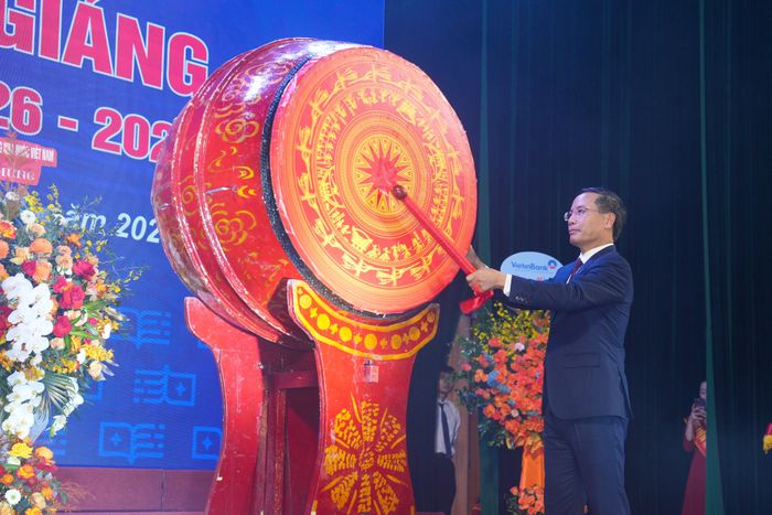 Thống đốc Phạm Đức Ấn thực hiện nghi thức đánh trống Khai giảng năm học 2026-2027 của Học viện Ngân hàng