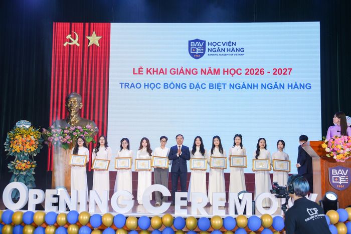Thống đốc Phạm Đức Ấn đã trao tặng 10 học bổng đặc biệt ngành Ngân hàng cho các em sinh viên Học viện Ngân hàng