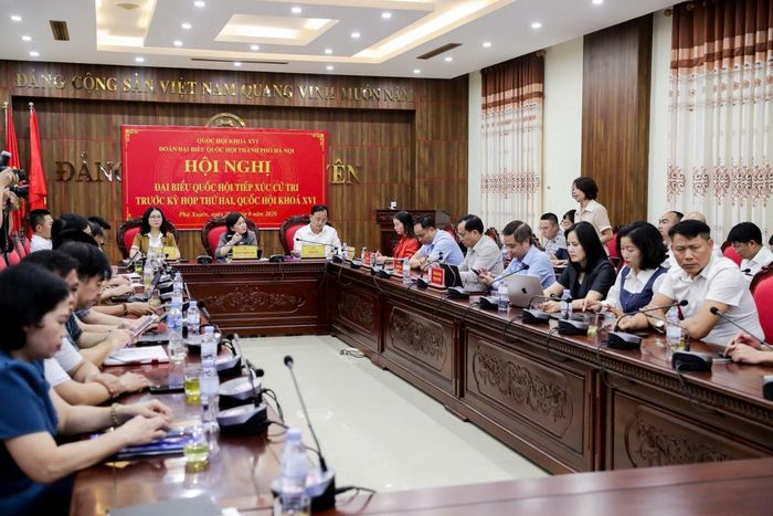 Toàn cảnh Hội nghị tiếp xúc cử tri trước Kỳ họp thứ hai, Quốc hội khóa XVI tại xã Phú Xuyên, thành phố Hà Nội
