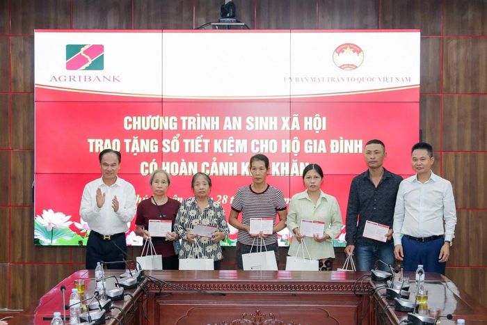 Đồng chí Trần Văn Dũng, thành viên HĐTV Agribank trao sổ tiết kiệm cho hộ dân có hoàn cảnh khó khăn