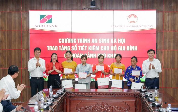 Đại diện Agribank các Chi nhánh trao sổ tiết kiệm cho các hộ dân có hoàn cảnh khó khăn