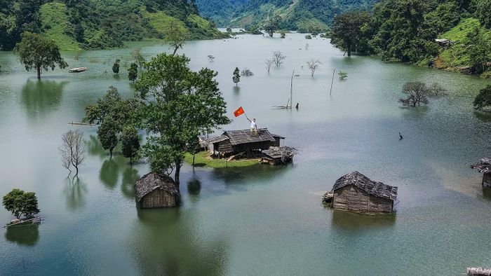 Trước đây, khu vực này là thung lũng rộng 300 ha chia làm 2 khoang rộng mà người dân địa phương canh tác làm ruộng lúa, nương ngô.