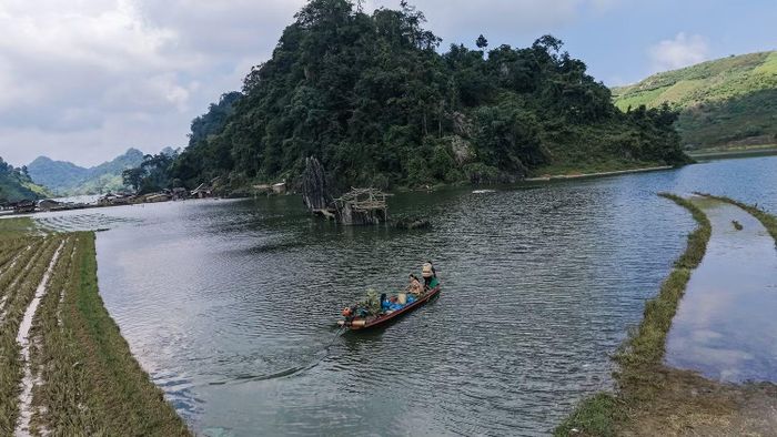 Mặt hồ Tà Phình phẳng lặng soi bóng núi rừng, tạo nên khung cảnh nên thơ giữa cao nguyên Mộc Châu.