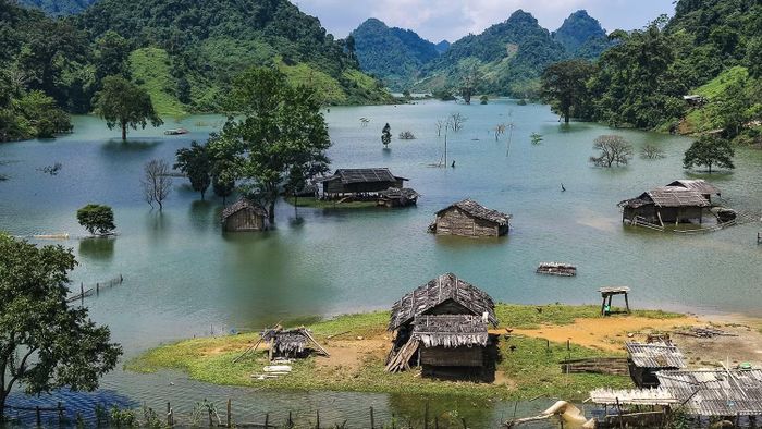 Du ngoạn hồ Tà Phình những ngày cuối tháng 9, đầu tháng 10, du khách có thể tận hưởng không gian trong lành và vẻ đẹp nguyên sơ của vùng cao Tây Bắc.