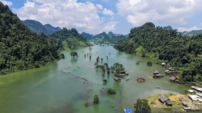 Mênh mông Tà Phình.