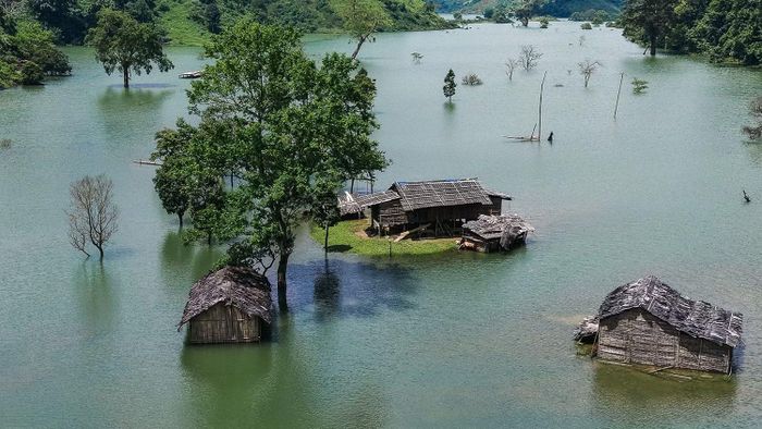 Hồ Tà Phình khoác lên vẻ đẹp bình yên, trong trẻo giữa mùa thu Mộc Châu, là điểm dừng chân lý tưởng để du khách hòa mình vào thiên nhiên Tây Bắc.