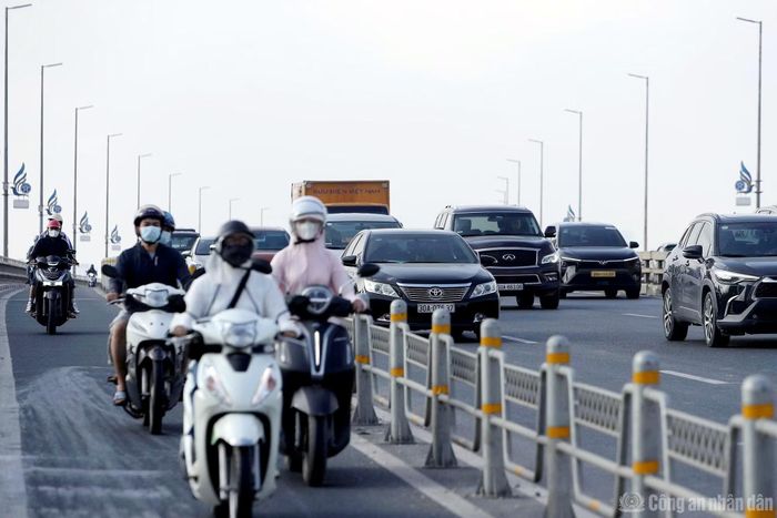 Tại khu vực giữa cầu, các làn ôtô đông kín, khoảng cách giữa các xe được rút ngắn khi lưu lượng tăng.