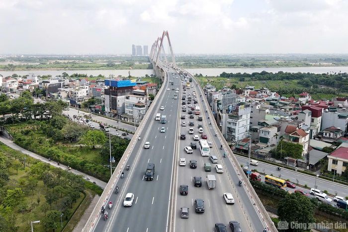 Toàn cảnh giao thông trên cầu Nhật Tân.