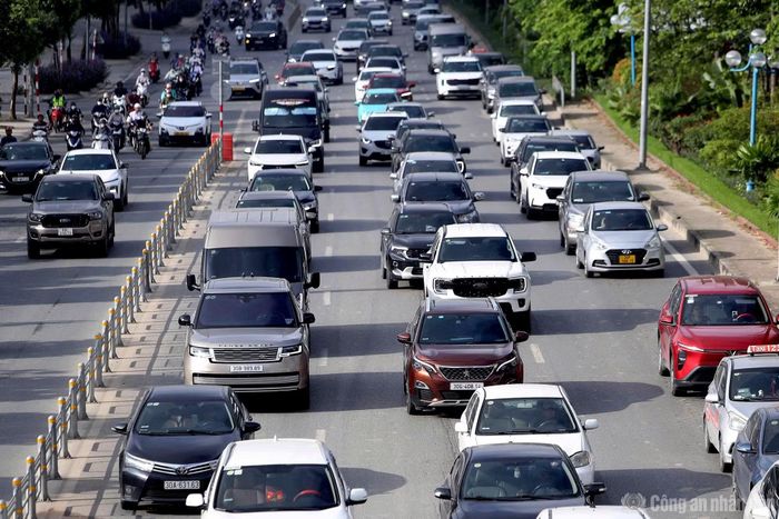 Hình ảnh hàng dài ô tô xếp hàng di chuyển chậm để lên cầu được phóng viên Báo Công an nhân dân ghi nhận.