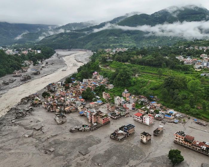 Nhiều khu dân cư ở Nuwakot vẫn chìm trong bùn đất sau trận lũ quét hồi tháng 8/2026. Ảnh: Reuters