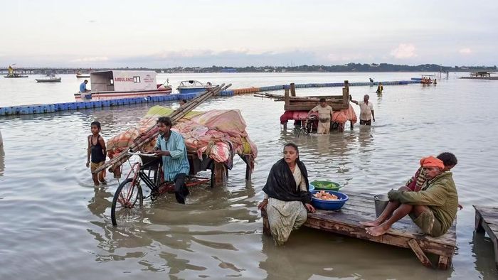 Người dân di dời tài sản do lũ lụt tại Uttar Pradesh. Ảnh: PTI