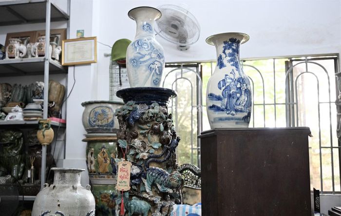 Những hiện vật gốm xưa Nam Bộ được anh Nghĩa đi nhiều tỉnh, thành để sưu tầm.