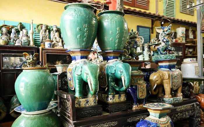Hàng ngàn hiện vật gốm Nam Bộ xưa trong không gian trưng bày của anh Nghĩa tại tư gia.