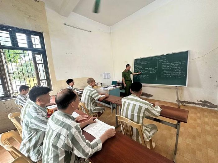 Một lớp học văn hóa cho các phạm nhân tại Trại giam Nam Hà.