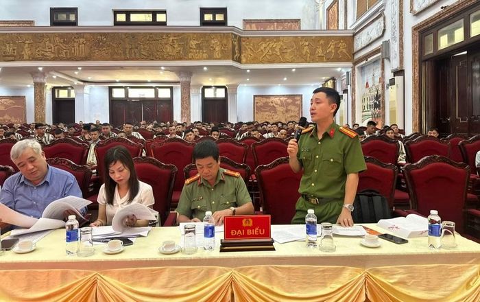 Đại biểu giải đáp câu hỏi về pháp luật của phạm nhân tại Trại giam Phú Sơn 4.
