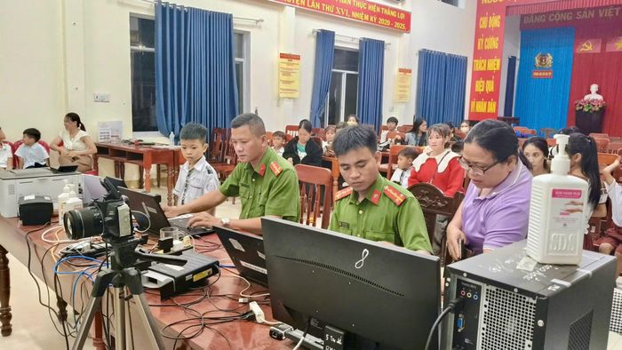 Các tiện ích số được CBCS Công an xã Ba Tơ mang đến từng hộ gia đình, từng người dân và người cao tuổi, ốm đau và các cháu từ 6 tuổi trở lên.