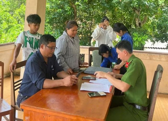 CBCS Công an xã Ba Tơ hỗ trợ người dân kích hoạt định danh điện tử mức 2, hướng dẫn tích hợp và sử dụng các tiện ích số trên ứng dụng VNeID tại thôn Ba Trung.