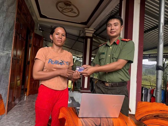 Niềm vui của chị Phạm Thị Sôn sau khi được CBCS Công an xã Ba Tơ tích hợp những thủ tục hành chính trên ứng dụng VNeID trong điện thoại cá nhân.