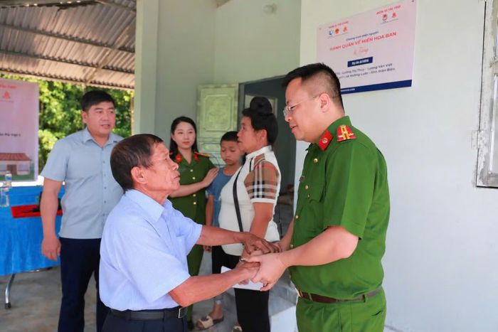 Đoàn công tác bàn giao "Nhà hạnh phúc" cho em Lường Thị Thủy và Lường Văn Việt tại bản Pá Vạt, xã Mường Luân.