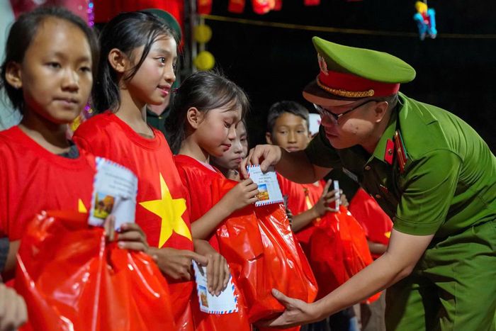 Đoàn công tác tặng quà cho học sinh Trường PTDTBT Tiểu học Sín Thầu.