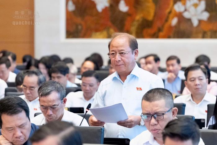 Đại biểu Sùng A Lềnh (Lào Cai) phát biểu thảo luận tại hội nghị.