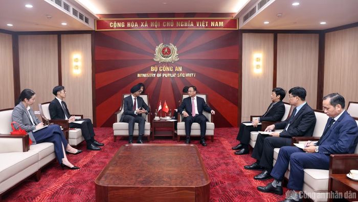 Thứ trưởng Phạm Thế Tùng và Đại sứ Rajpal Singh điểm lại một số kết quả nổi bật trong quan hệ hợp tác giữa hai nước thời gian qua.