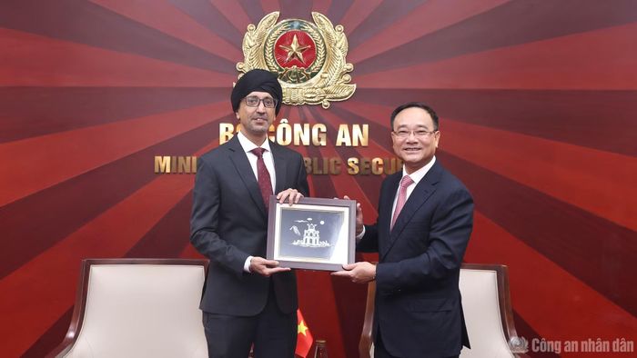 Thứ trưởng Phạm Thế Tùng tặng quà lưu niệm Đại sứ Rajpal Singh.