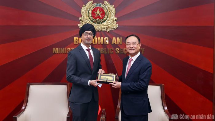 Đại sứ Rajpal Singh tặng quà lưu niệm Thứ trưởng Phạm Thế Tùng.