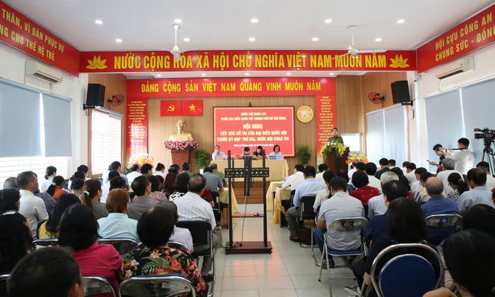 Quang cảnh hội nghị tiếp xúc cử tri.
