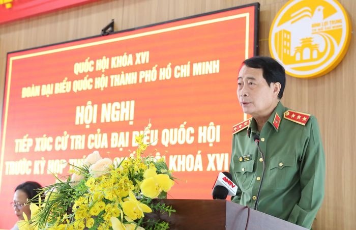 Thứ trưởng Lê Quốc Hùng, thay mặt Tổ đại biểu Quốc hội số 9, phát biểu ý kiến và giải đáp những vấn đề cử tri nêu ra.