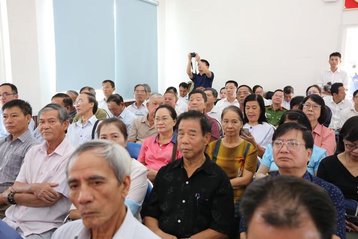 Đông đảo cư tri tham dự tại điểm tiếp xúc trực tiếp ở trụ sở UBND phường Bình Lợi Trung.