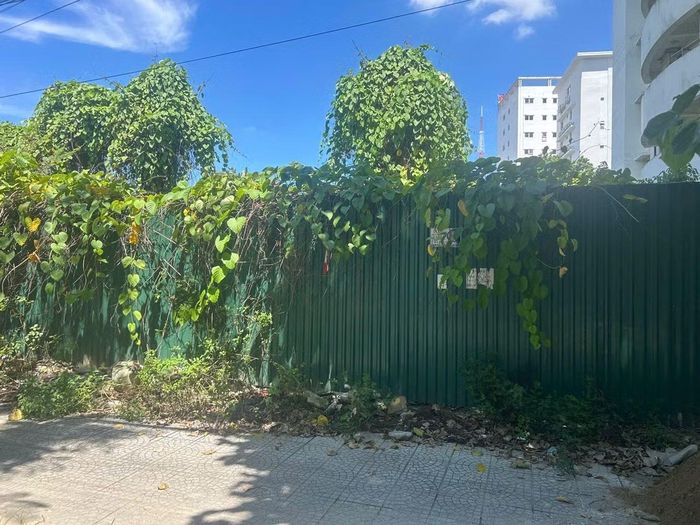 Mặt tiền khu đất "vàng" số 73 Nguyễn Huệ bỏ hoang nhiều năm nay gây nhếch nhác, gây mất mỹ quan.