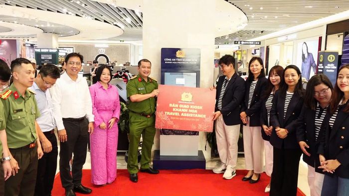 Đại tá Trần Minh Trúc, Phó Giám đốc Công an tỉnh Khánh Hòa chuyển giao máy Kiosk KTA triển khai thí điểm cho Lãnh đạo Trung tâm Thương mại Gold Coast Mall Nha Trang trong sáng nay 28/9/2026.