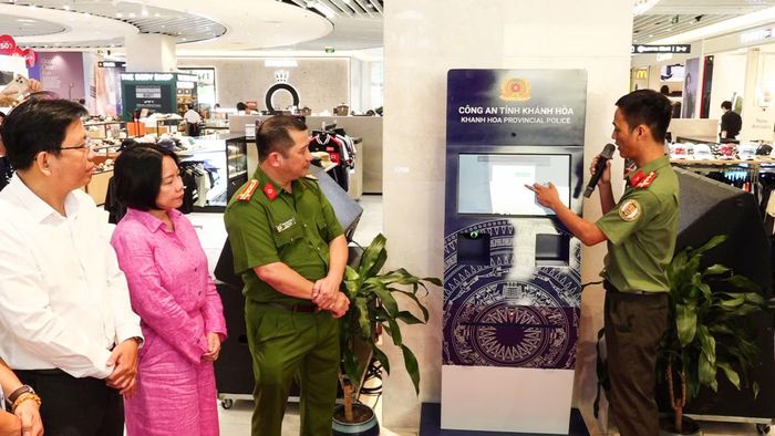 Đại diện nhóm tác giả nghiên cứu, thiết kế, chế tạo Hệ thống Kiosk Made by Công an Khánh Hòa, trình bày những thao tác và tiện ích của hệ thống.
