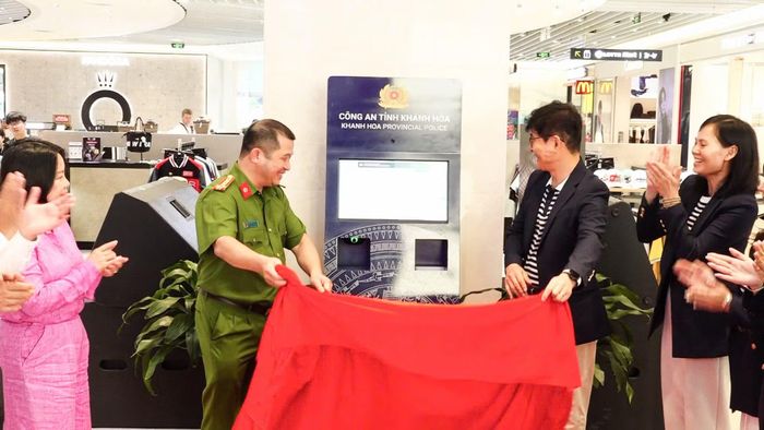 Lãnh đạo Công an tỉnh Khánh Hòa cùng Trung tâm Thương mại Gold Coast Mall Nha Trang mở rèm đỏ chính thức triển khai thí điểm máy Kiosk KTA.
