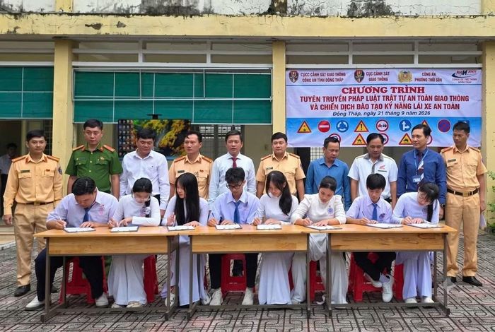 Đại diện học sinh ký cam kết chấp hành Luật giao thông.