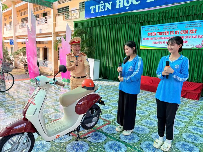 Các em học sinh tham gia trả lời câu hỏi về an toàn giao thông.