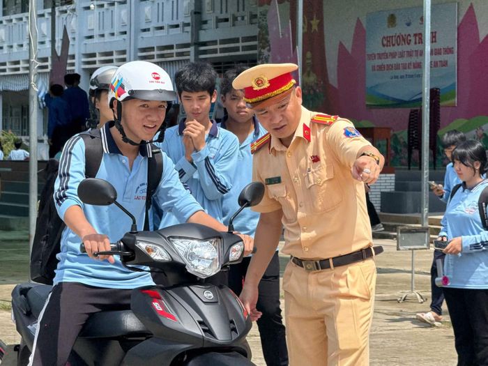 Học sinh được hướng dẫn, trang bị kỹ năng lái xe an toàn.