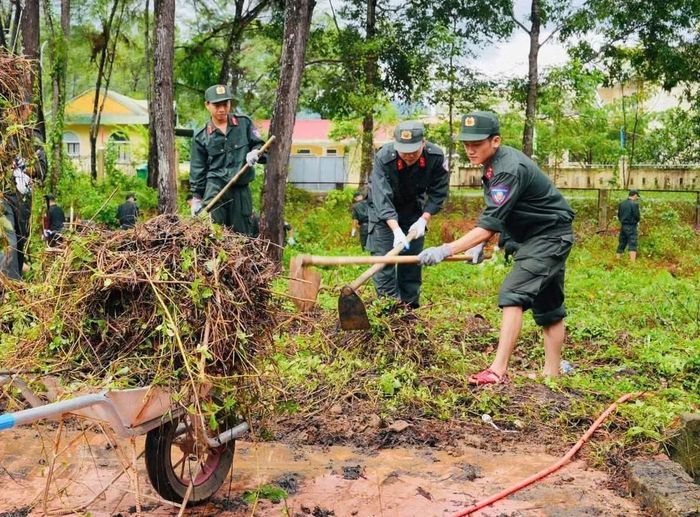 Lực lượng CSCĐ Công an TP Huế dọn vệ sinh dọc các tuyến đường chính ở xã Bình Điền.