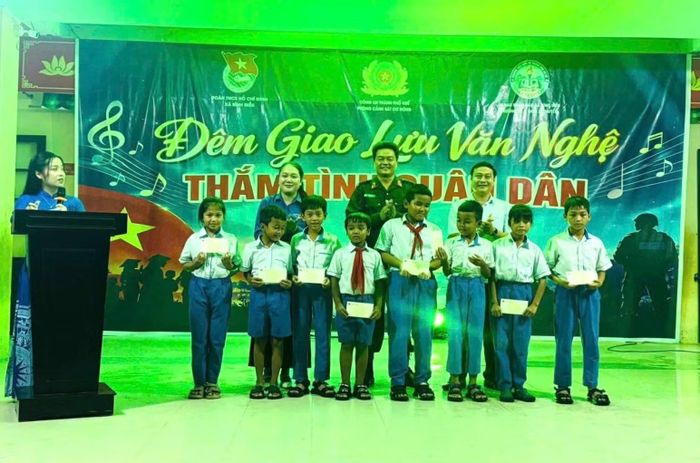 Đại tá Đoàn Minh Hải, Trưởng Phòng CSCĐ Công an TP Huế cùng lãnh đạo các đơn vị trao quà cho học sinh Trường Tiểu học và THCS Lê Thuyết.