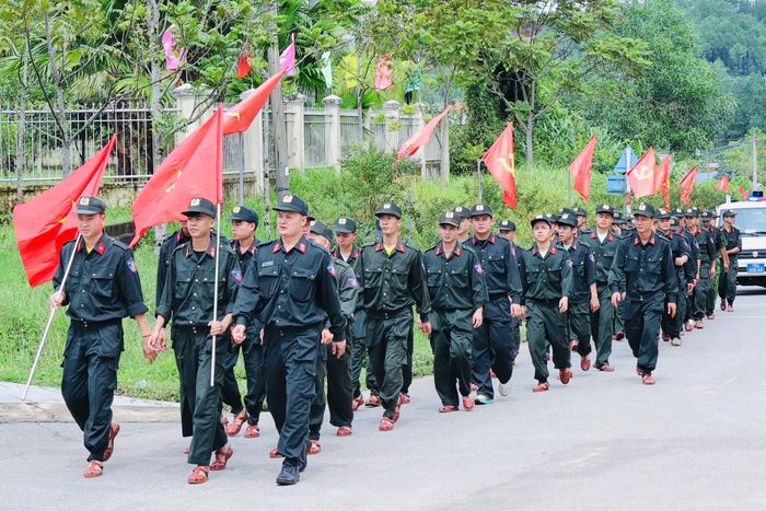 Cán bộ, chiến sĩ Phòng CSCĐ Công an TP Huế hành quân về cơ sở tại xã Bình Điền để giúp đỡ nhân dân.