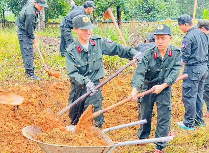 Chung sức chỉnh trang khuôn viên trường học ở xã Bình Điền.