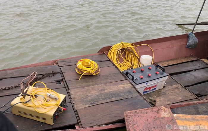 Nguồn điện từ bình ắc quy chỉ 12V nhưng khi qua bộ kích điện nâng công suất lên hàng nghìn watt.
